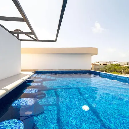 King Studio With Private Balcony, Rooftop Pool, Gym