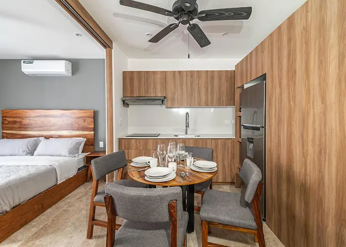 Holiday home King With Private Balcony, Rooftop Pool, Gym *