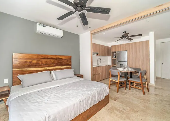 King With Private Balcony, Rooftop Pool, Gym Holiday home
